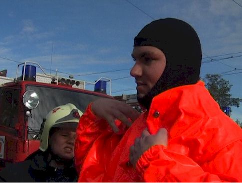 Kamerad der FF Bornim beim Anlegen des Schutzanzuges
